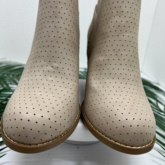 DV by Dolce Vita Gerdy Beige Perforated Round Toe Wedge Heel Booties Size 8.5 NW - Picture 3 of 11